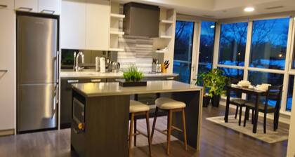 luxurious One bed room&den with Parking