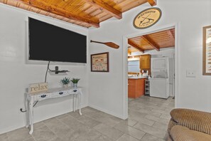 Smart TV - Pool! Blocks away from beach. Dog-Friendly! (Oak Island)