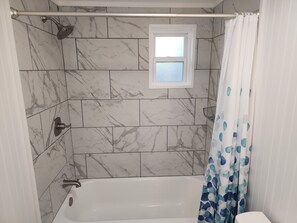 Hair dryer, towels, soap, shampoo - Pool! Blocks away from beach. Dog-Friendly! (Oak Island)