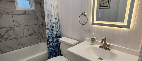 Secadora de cabello, toallas, jabón, shampoo