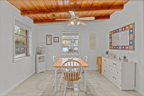 Dining - Pool! Blocks away from beach. Dog-Friendly! (Oak Island)