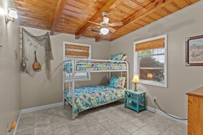 3 bedrooms, desk, travel cot, free WiFi - Pool! Blocks away from beach. Dog-Friendly! (Oak Island)