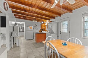 Dining - Pool! Blocks away from beach. Dog-Friendly! (Oak Island)