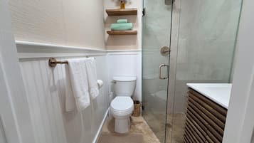 Douche, sèche-cheveux, serviettes fournies, savon