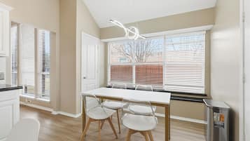 Hus, terrasse | Spiseområde