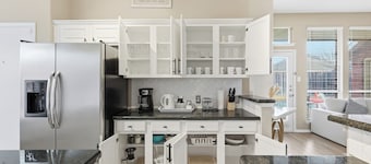 Modern 4B Retreat with Pool in Frisco