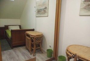 4 bedrooms, iron/ironing board, travel crib, free WiFi - Large duplex in city center for 10 or more people; 2 steps from leisure activities (Luzy)
