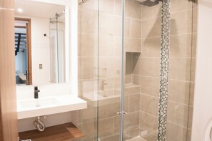 Dusj, håndklær, såpe og toalettpapir