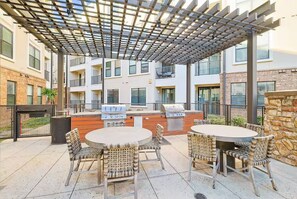Apartment, Balcony | Outdoor dining