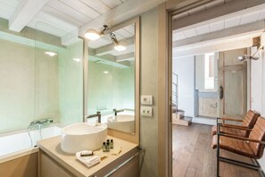 Dusche, Haartrockner, Bidet, Handtücher