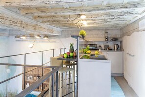 Kühlschrank, Herdplatte, Geschirrspüler, Wasserkocher