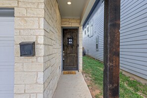 Exterior detail - Modern 3BR Near RiverWalk•Sleeps 8•Free Parking (San Antonio)