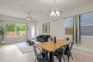 Dining - Modern 3BR Near RiverWalk•Sleeps 8•Free Parking (San Antonio)