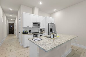 Private kitchen - Modern 3BR Near RiverWalk•Sleeps 8•Free Parking (San Antonio)
