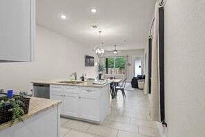 Interior - Modern 3BR Near RiverWalk•Sleeps 8•Free Parking (San Antonio)