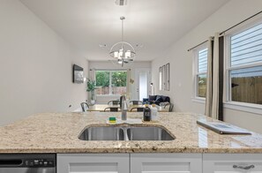 Private kitchen - Modern 3BR Near RiverWalk•Sleeps 8•Free Parking (San Antonio)