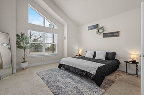 3 bedrooms, WiFi - Modern 3BR Near RiverWalk•Sleeps 8•Free Parking (San Antonio)