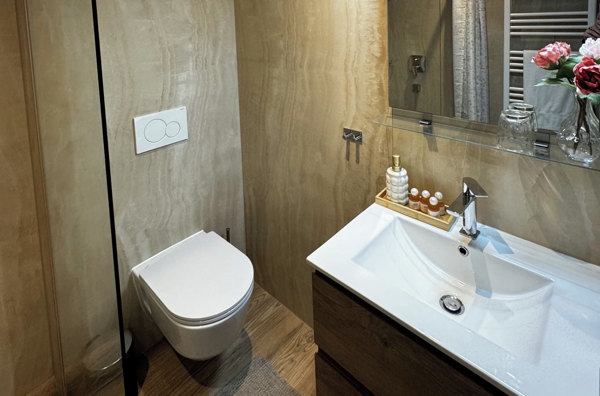 Serviettes fournies, savon, papier toilette