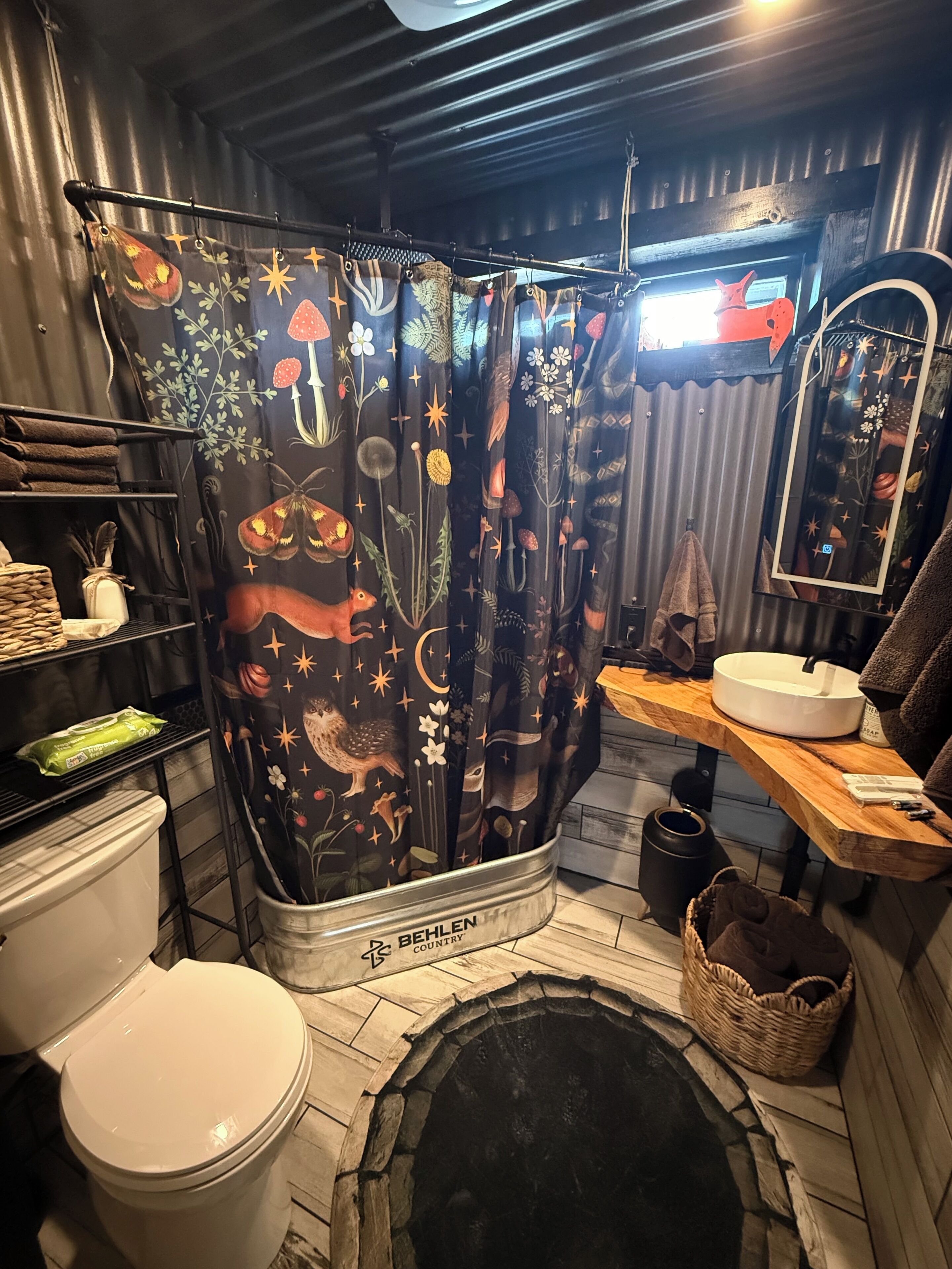 Dusj, hårføner, håndklær og såpe