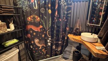 Dusj, hårføner, håndklær og såpe