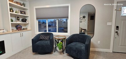 3-bedroom house in gorgeous Rapid City with AC, fast Wi-fi, fenced yard King bed