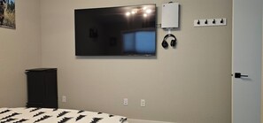 3 bedrooms, desk, iron/ironing board, travel cot - 3-bedroom house in gorgeous Rapid City with AC, fast Wi-fi, fenced yard King bed (Rapid City)