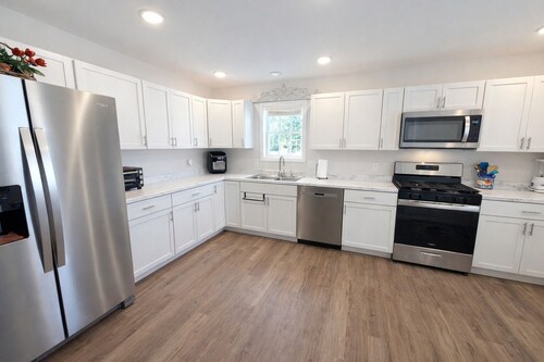 Birkie Basecamp Walking Distance to Downtown / Spacious Modern Hayward Stay