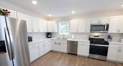 Birkie Basecamp Walking Distance to Downtown / Spacious Modern Hayward Stay