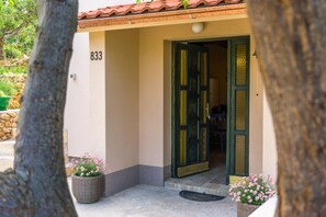Exterior detail - Holiday house with garden, grill and boat mooring (Barbat na Rabu)