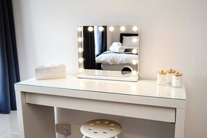 办公桌、熨斗/熨衣板、WiFi、床单