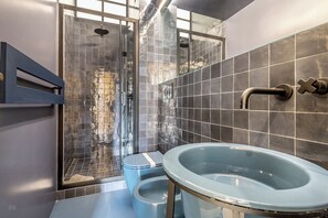 Hair dryer, towels, toilet paper - Bright & Stylish 2 bed Apartment in Trastevere (Roma)