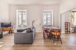 Living area - Bright & Stylish 2 bed Apartment in Trastevere (Roma)