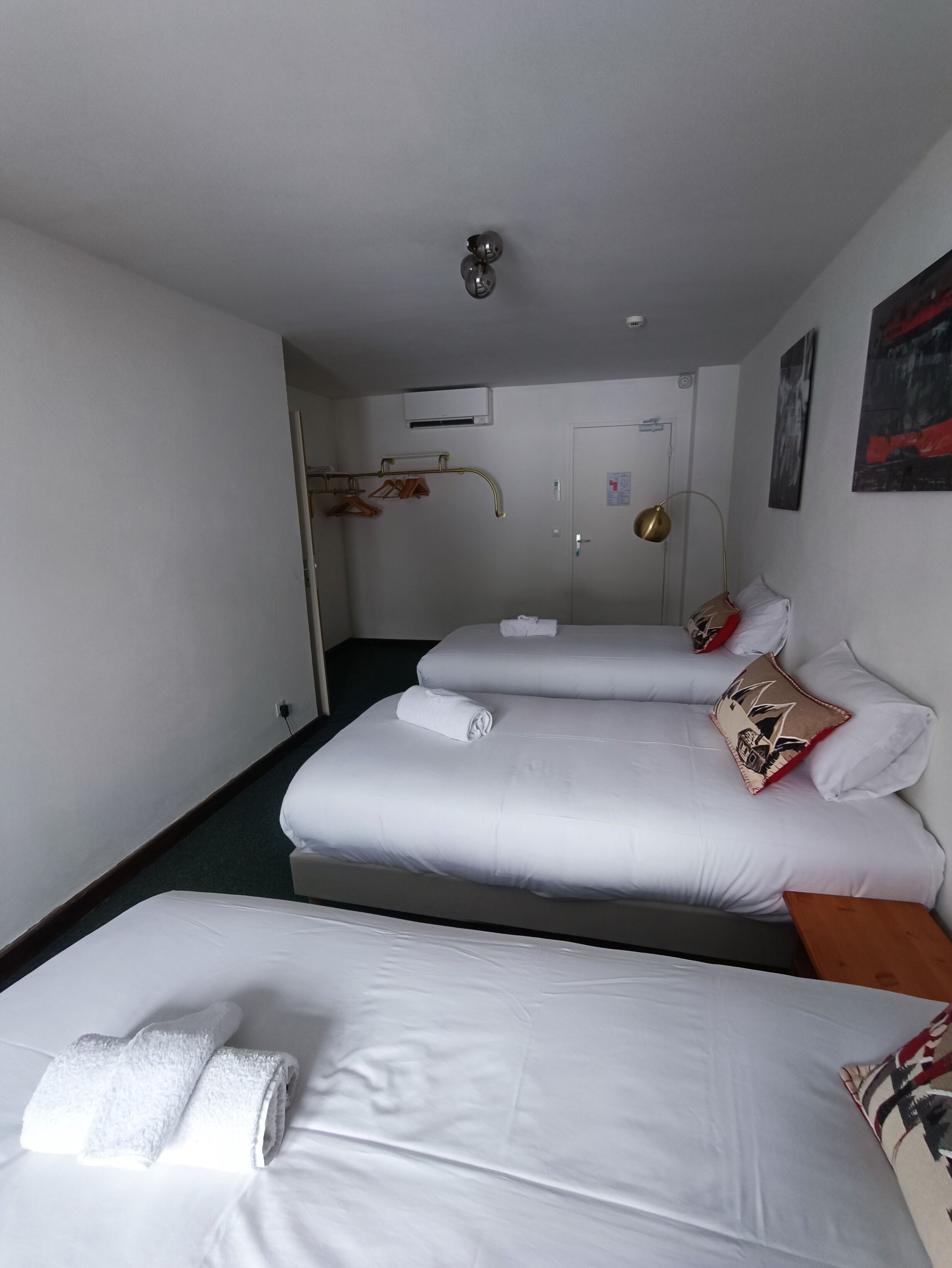 Neljän hengen perhehuone | Ylelliset vuodevaatteet, memory foam -patjalliset sängyt, pimennysverhot