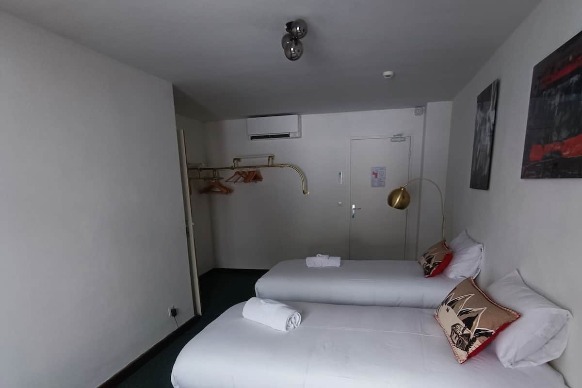 Neljän hengen perhehuone | Ylelliset vuodevaatteet, memory foam -patjalliset sängyt, pimennysverhot