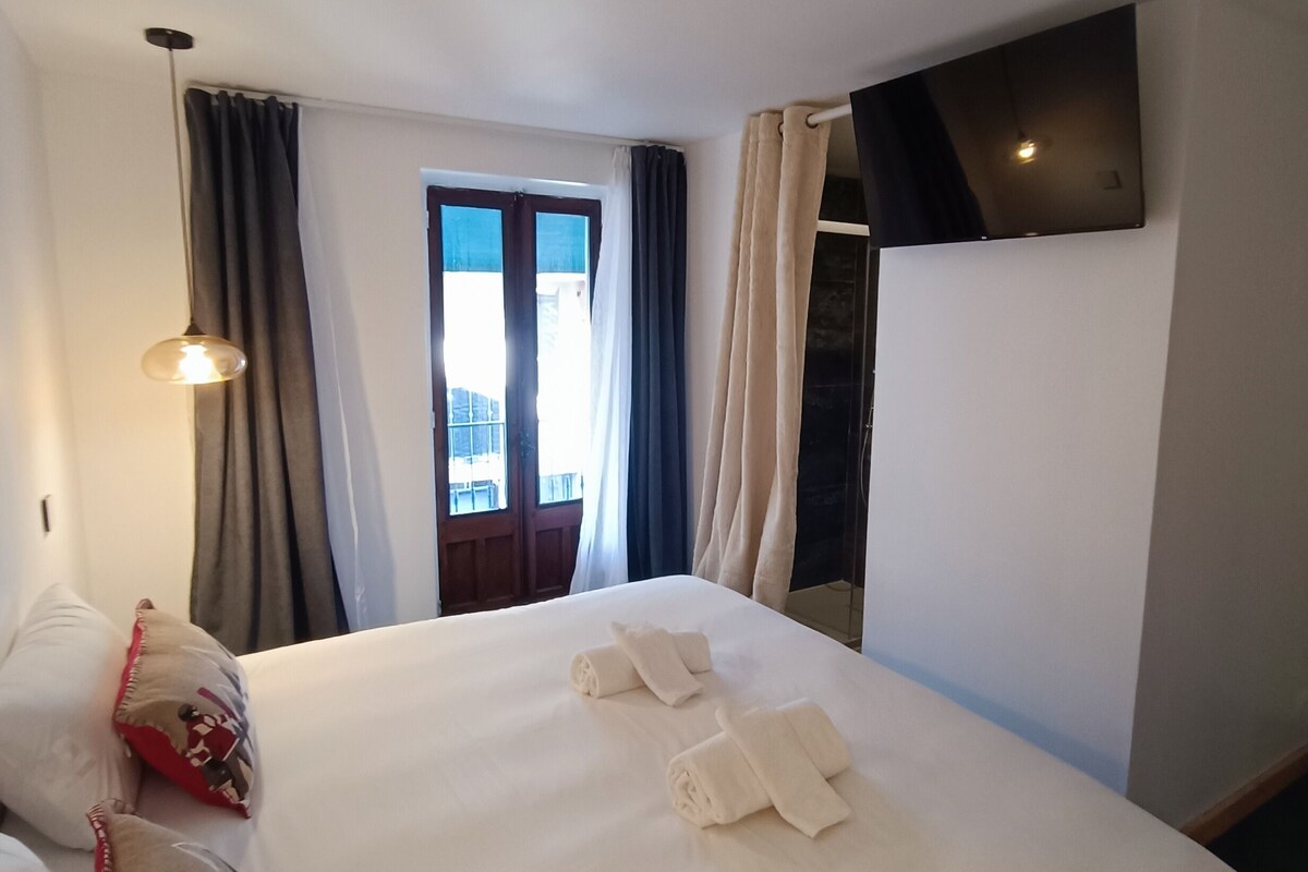 Kamar Double atau Twin Comfort | Seprai premium, busa memori, tirai kedap cahaya, dan Wi-Fi gratis