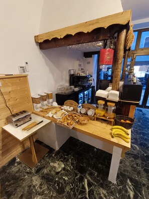 Ferdiglaget frokost hver dag (EUR 15 per person)