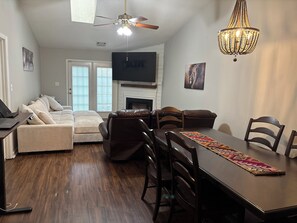Living area - Simple Comfort 2-bedroom home 4.5 miles from the Augusta National Golf Course! (Augusta)