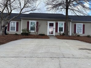 Exterior - Simple Comfort 2-bedroom home 4.5 miles from the Augusta National Golf Course! (Augusta)