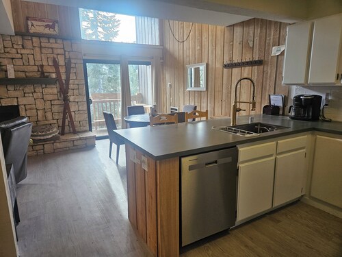 Recently remodeled first floor, beautiful views of the lifts/mountains!