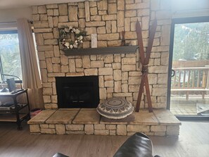 Interior - Recently remodeled first floor, beautiful views of the lifts/mountains! (Mammoth Lakes)