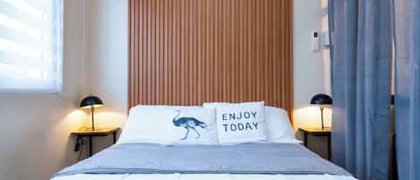 مكواة/لوح كي وخدمة الإنترنت وملاءات أسرّة