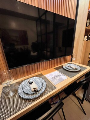 Dining - Newly Renovated Modern Industrial 1 BR Walk to MOA, 15 minutes to NAIA! (Pasay City)