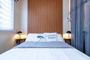 Escritorio, tabla de planchar con plancha, wifi y ropa de cama 