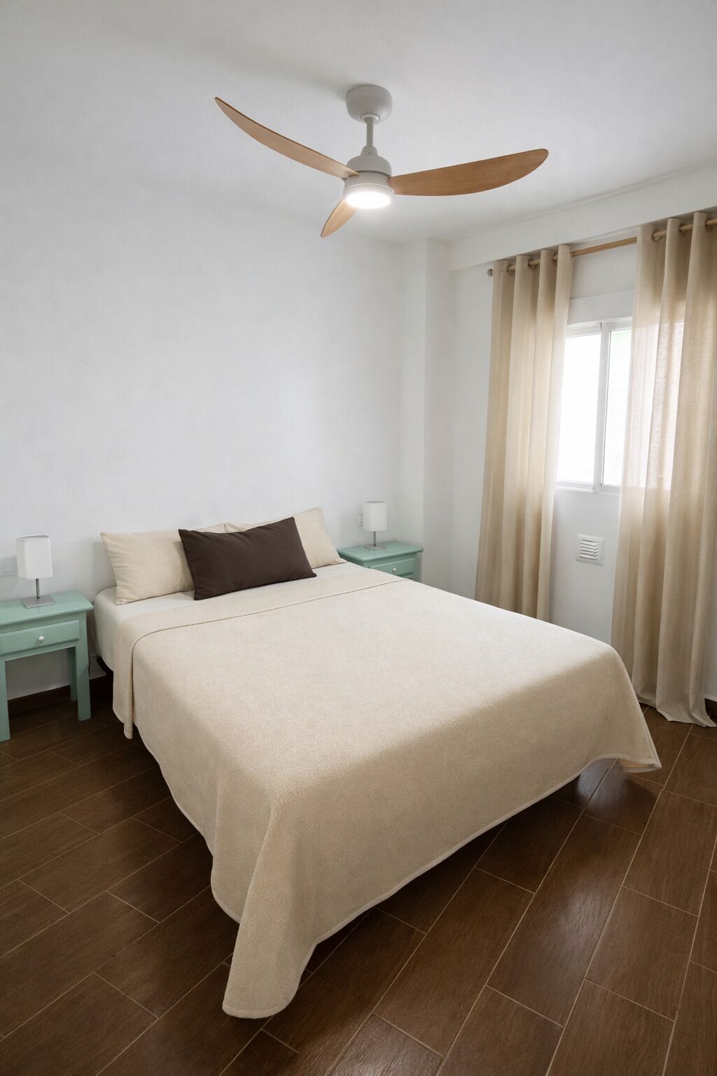 Tabla de planchar con plancha, Internet, ropa de cama