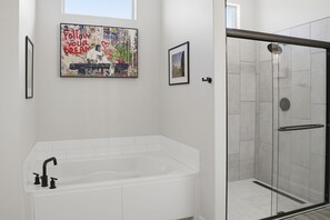 Douche, sèche-cheveux, serviettes fournies, savon