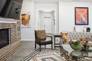 Smart-tv, een open haard en boeken