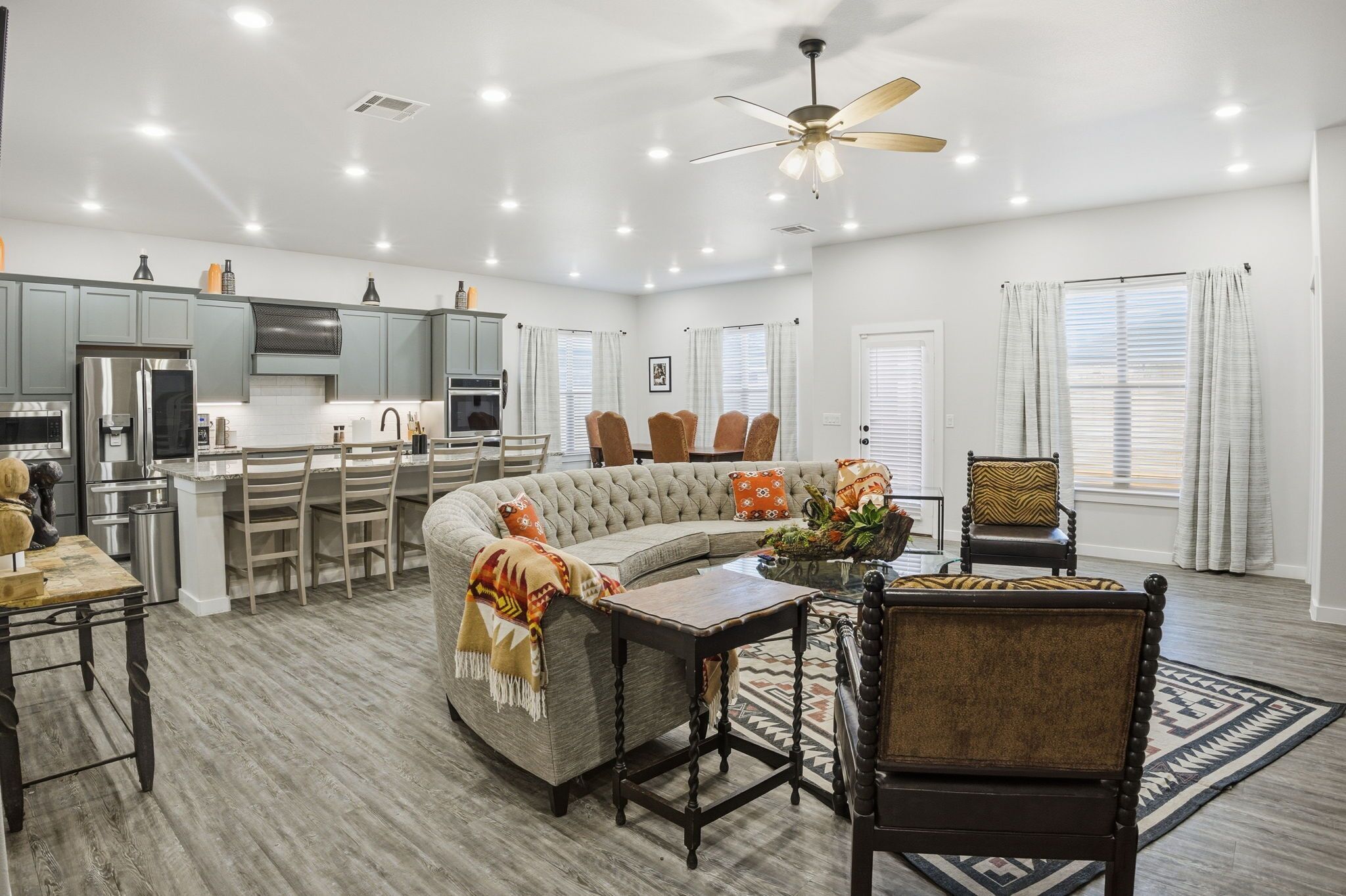 TV connectée, cheminée, livres