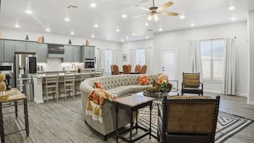 TV connectée, cheminée, livres