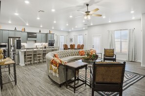 Smart-tv, een open haard en boeken