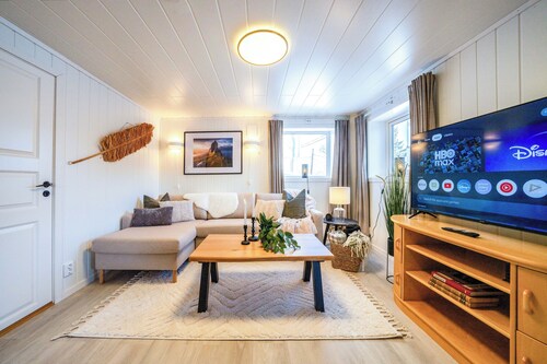 Sea View 1-BR Basecamp - Aurora views,  near Segla-Hesten-Keipen, walk to ferry